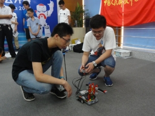 中心学生在“2015中国机器人大赛医疗与服务项目类选拔赛”中获得冠军